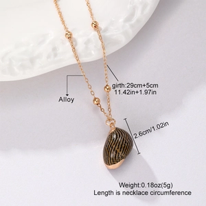 Detailweergave van de strandketting van legering met gestreepte schelphanger en kralen