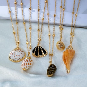 Set van zes gouden schelpenkettingen met natuurlijke hangers voor een zomerse strandstijl look