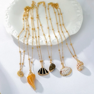 Set van zes gouden strandkettingen met natuurlijke schelphangers voor dames