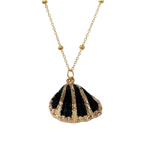 Elegante gouden ketting met een zwarte schelphanger en goudkleurige kraalaccenten