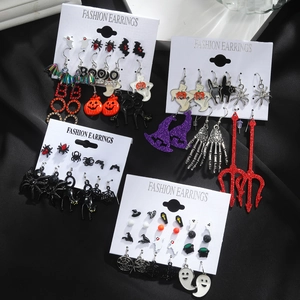 Σετ σκουλαρίκια Halloween με κολοκύθα, φάντασμα και αράχνη σε μαύρο υφασμάτινο φόντο