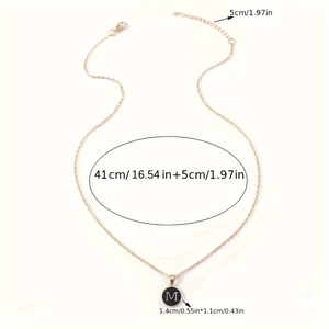 Collar de oro rosa con colgante redondo letra M, esmalte negro y cadena ajustable