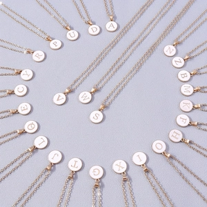 Collar con Colgante Redondo de 26 Letras Iniciales de Aleación Esmalte para Mujer Joyería de Moneda Alfabeto Circular Chapado en Oro