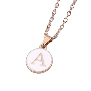 Collar dorado con colgante redondo blanco y una letra A mayúscula de estilo minimalista