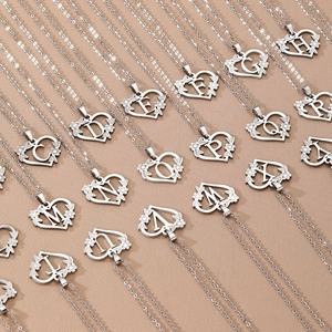 Serie di ciondoli a cuore in argento con lettere A-Z e delicati dettagli floreali