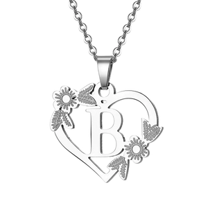 Collana a cuore in argento con lettera B, decorazione a margherita e dettagli foglia