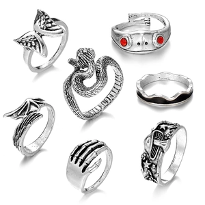 7-delige vintage zilveren ringenset met vlinder-, slang-, kikker- en gotische motieven