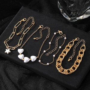 Set di bracciali con perle barocche dorate e quattro design unici di catene a strati
