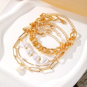 Set di 4 bracciali a catena dorata con perle a cuore barocche e ciondoli a stella