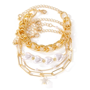 Set di bracciali a strati dorati con perle barocche, ciondoli a cuore e stella e catene