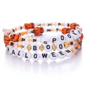 Juego de tres pulseras de cuentas para Halloween con dijes de Spooky, Boo y Halloween