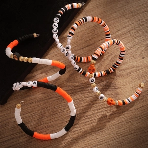 Set de pulseras de Halloween con letras spooky, dijes de calavera y cuentas heishi naranjas
