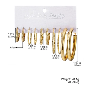 Set di 6 orecchini a cerchio dorati in lega con texture intrecciate e lisce su cartoncino