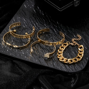 Ensemble de 5 bracelets dorés vintage avec motifs grecs évidés et textures géométriques