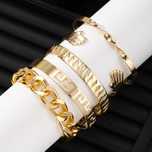 Ensemble de 5 bracelets dorés avec découpes géométriques et bracelet palmier ouvert