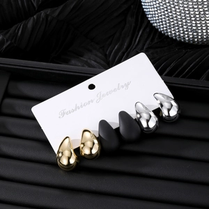 Set de tres pares de pendientes de gota en acabado dorado, plateado y negro mate