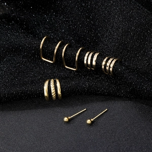 Set di 7 orecchini minimalisti dorati con design a clip multistrato a forma di C e perni