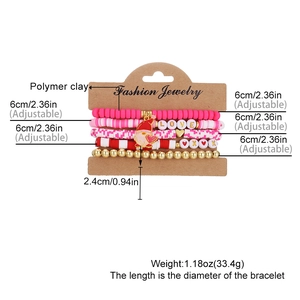 Set di 5 bracciali in argilla polimerica rosa con lettere LOVE e ciondolo a forma di gnomo