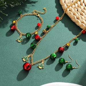 Detail von Weihnachts-Schmuckset mit grünen Baum-Anhängern und roten Glocken