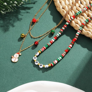 Detail der Weihnachts-Schneemann-Halskette mit bunten Glocken und HAPPY-Perlen