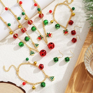 Weihnachts-Schmuckset mit bunten Glocken und grünen Weihnachtsbaum-Anhängern