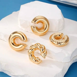 Σετ με τέσσερα χρυσά χοντρά σκουλαρίκια ear cuffs σε σχήμα C με ανάγλυφες και λείες επιφάνειες
