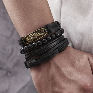 Bracciale multistrato retrò da uomo in ecopelle con perline e piastra piuma in bronzo