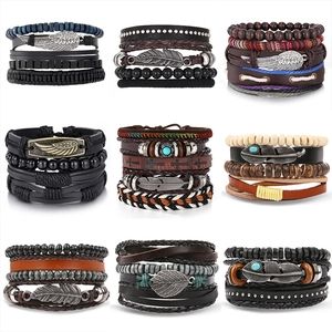 Bracciale da Uomo Vintage Multistrato in Pelle Artificiale Intrecciato a Mano Perline di Legno Ciondolo Piuma Ala Gioielli