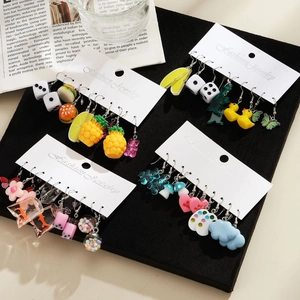 Set di 5 orecchini creativi con ciondoli in resina colorata su espositore nero