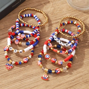 Set braccialetti multistrato con bandiera USA e ciondoli Freedom su legno