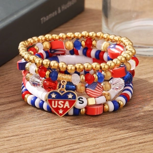 Set di bracciali a strati tema bandiera USA con perline rosso bianco blu e ciondolo cuore
