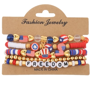 Set di 5 bracciali patriottici bandiera USA con scritta Freedom e ciondoli