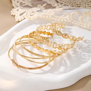 Schickes Gold-Legierung Armband-Set mit Herz- und Knotenmotiven in einer stilvollen Kollektion