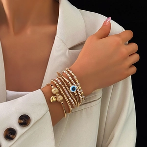 Mehrlagiges goldenes Perlenarmband-Set mit blauem Auge-Symbol und Herzanhänger