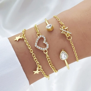 Detailansicht eines Damen-Armband-Sets in Gold mit Herz-, Stern-Anhängern und Zirkonias