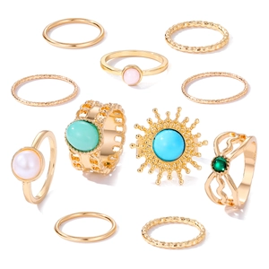 Set di 10 anelli vintage dorati con pietre smeraldo, perle e motivi geometrici