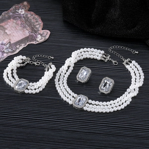 Dreilagiges Perlen-Schmuckset mit rechteckigen Zirkonia und silberfarbener Legierung