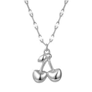 Collana con ciondolo a ciliegia in argento lucido con catena su sfondo bianco