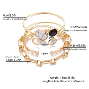 Set di 5 bracciali dorati con disco marmorizzato, ciondolo esagonale e catene testurizzate