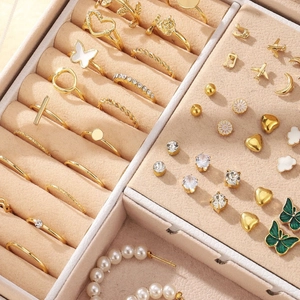 Elegante gouden sieradenset met parelarmband en diverse vlinder en hart oorknopjes voor dames