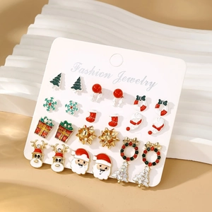 Detailansicht der 12 Paar Weihnachts-Ohrringe mit Motiven wie Rentier und Weihnachtsmann