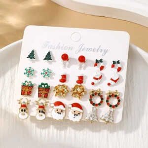 9 Paar Weihnachts-Ohrstecker Set mit Rentier- und Schneemann-Motiven auf Displaykarte