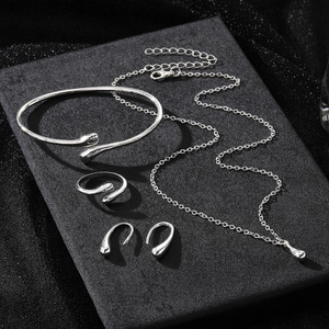 Elegante conjunto de joyas plateadas con collar de gota, pulsera, anillo y pendientes