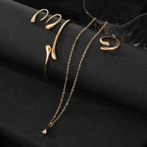 Detalle del conjunto de joyas doradas de 4 piezas con textura de metal líquido elegante