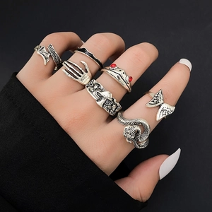 Vintage gotische zilveren ringenset met slang, schedelhand en kikker op de vingers