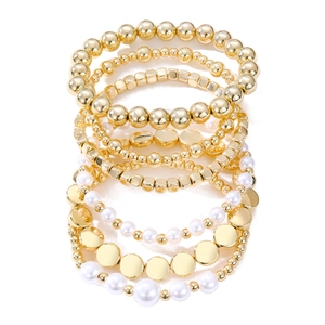 Mehrlagiges goldenes Perlenarmband-Set mit weißen Kunstperlen im modischen Layering-Stil