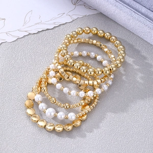 Böhmisches 6-teiliges elastisches Armband-Set mit goldenen Perlen und weißen Perlen