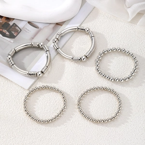 Lot de 5 bracelets extensibles argentés avec perles et tubes au style bohème chic