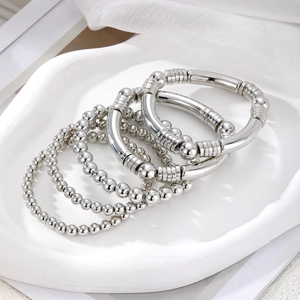 Ensemble de quatre bracelets à perles argentées avec tubes polis de style bohème