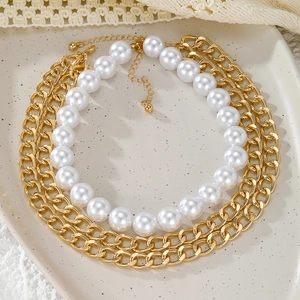 Elegante collar de varias capas con grandes perlas de imitación y cadenas doradas